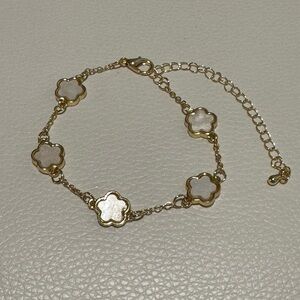 Clover 5 Motif White Mother of Pearl and Gold Sweet Alhambra look alike NWT